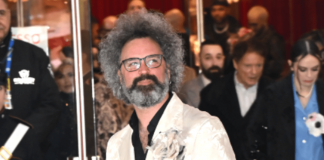 Sanremo 2025, Ariston in lacrime per Simone Cristicchi: è standing ovation