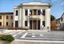 Lo spettacolo “Dalla luna” sbarca domenica al Teatro Soms di Castellucchio