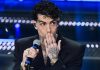 Tony Effe, finale a Sanremo 2025 con il rosario d’oro