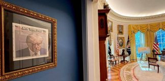 Trump incornicia la sua foto segnaletica e la espone alla Casa Bianca – Video