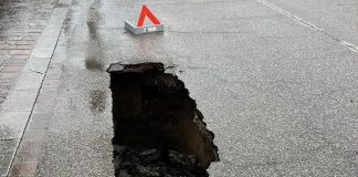 Frana l’asfalto di via Bertani a Buscoldo: voragine di 4 metri