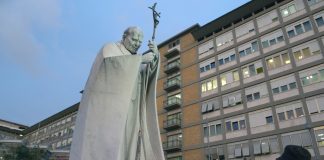 Notte tranquilla per il Papa, si è svegliato alle 8