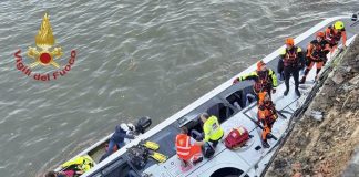 Bus turistico precipita dal ponte in centro a Torino, morto autista