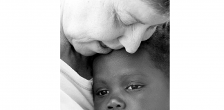 L’amore oltre le differenze: la foto di Ploia vince il concorso “Donna racconta”