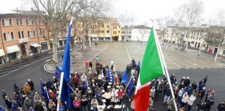 Suzzara, un centinaio di Bandiere Blu in piazza per un appello all’Unità Europea