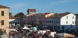 Tesori nascosti e storie da scoprire: torna domani il mercatino dell’antiquariato