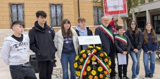 Pegognaga, deposta una corona di fiori al cippo delle vittime del Covid