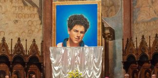 Le reliquie di Carlo Acutis messe all’asta sul web, la denuncia del vescovo di Assisi