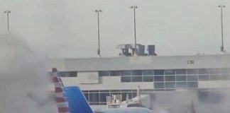 Aereo in fiamme, passeggeri sull’ala: il video da Denver