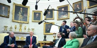 Trump stregato dai calzini di Vance: “Non riesco a concentrarmi” – Video