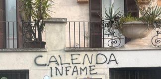 Calenda, scritta intimidatoria davanti scuola del figlio. Il leader di Azione: “Vigliacchi venite da me”