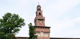 Milano, incendio al Castello Sforzesco: evacuate le persone all’interno
