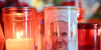Papa Francesco, Vaticano: “Stazionario, nessuna crisi respiratoria ma la prognosi resta riservata”