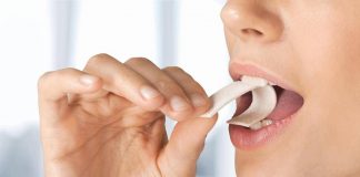 Masticare chewing gum rilascia microplastiche, lo studio