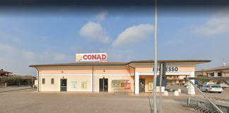 Derubata con la tecnica delle monetine, poi i ladri prelevano 2mila euro dalla carta