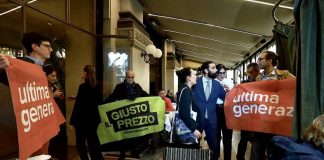 Milano, blitz di Ultima Generazione nel ristorante di Cracco: “Lusso per pochi e fame per molti”