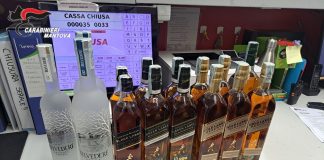 Rubano 15 bottiglie di superalcolici per la festa, ma vengono scoperti: denunciati due ragazzi