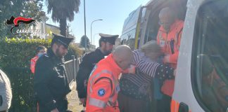 Cade in casa e resta a terra tutta la notte: anziana salva grazie alla vicina