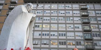 Papa, Vaticano: “Lievi miglioramenti”. Dimissioni da ospedale non imminenti