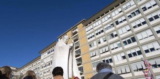 Papa Francesco migliora ancora, bollettino: “Sospesa ventilazione meccanica”