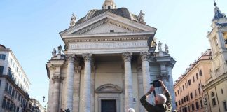 Eleonora Giorgi, al via i funerali: feretro nella Chieda degli Artisti sulle note dei Pink Floyd