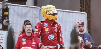 Hamilton, brivido all’evento Ferrari: esce dalla macchina ma rischia di cadere – Video