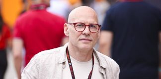 Jacques Villeneuve resta chiuso in bagno a Malpensa e sfonda la porta