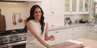 Meghan pubblica una foto con i figli Archie e Lilibet: è polemica