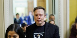Musk spaventa l’Ucraina, poi il dietrofront: “Non spengo Starlink”