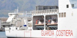 Nave incagliata vicino all’Elba, blackout e acqua nello scafo: equipaggio in salvo