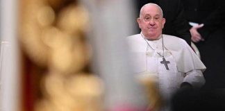 Papa Francesco, cardinal Fernandez: “Non si dimette ma deve reimparare a parlare”