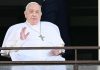 Papa Francesco si affaccia dal Gemelli: “Grazie a tutti”