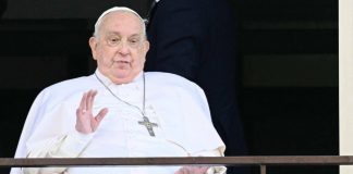 Papa Francesco si affaccia dal Gemelli: “Grazie a tutti”