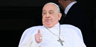 Papa Francesco ha lasciato il Gemelli. Prima il saluto dalla finestra: “Grazie a tutti”