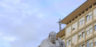 Papa Francesco migliora ma le “dimissioni non saranno a breve”