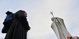 Papa Francesco, Vaticano: “Stabile, migliora ancora”