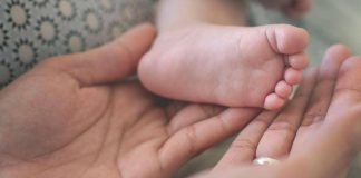 Maternità surrogata reato universale, coppia italiana bloccata in Usa con neonato