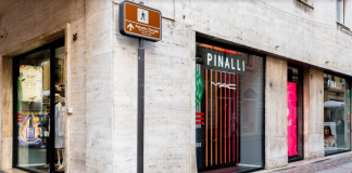 Ruba un profumo e scappa, ma viene incastrato dalle telecamere: 26enne denunciato