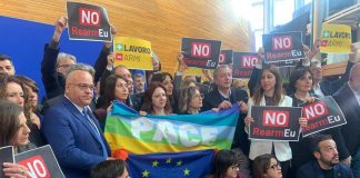 Strasburgo, protesta M5S davanti a Parlamento Ue: “No a soldi per le armi”