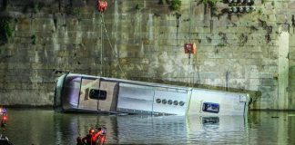 Pullman nel Po a Torino, autopsia: “L’autista è morto per un malore”