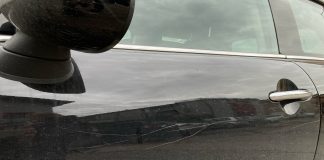 Due raid vandalici sulle auto in sosta, i residenti di Fiera Catena chiedono più sicurezza