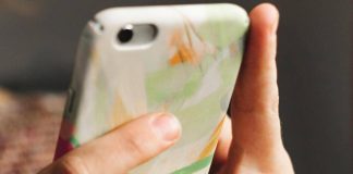 “Aiuto, il mio papà sta picchiando la mamma”: la chiamata di una bimba alla Polizia salva la donna