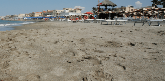 Ostia, incendi in due stabilimenti: cabine a fuoco