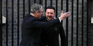 Ucraina, avvertimento di Starmer a Zelensky e Ue: “Pace passa attraverso Trump”