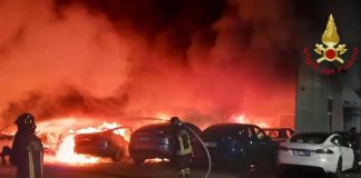 Roma, incendio in concessionaria Tesla: distrutte 17 auto