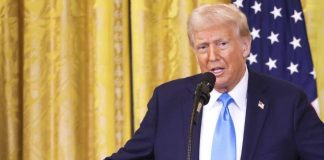 Trump domani parla al Congresso, calo di popolarità nei sondaggi