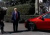Trump compra una Tesla da Musk: “Ma non la posso guidare”