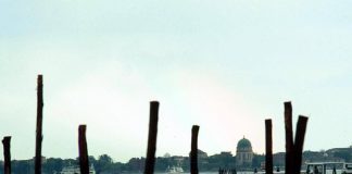 Venezia, barca centra una briccola in laguna: morta una donna