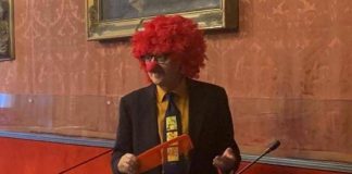Torino, fuori programma in Sala Rossa: consigliere Viale con parrucca e naso da clown