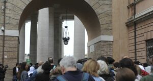 Fila di fedeli per rendere omaggio alla tomba di Papa Francesco